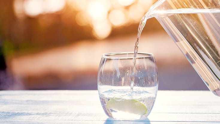 eau versée dans un verre