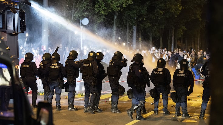 Die Polizei setzt Wasserwerfer und Gummischrot ein, am Mittwoch, 23. September 2021, in Bern. Die Kantonspolizei Bern wappnet sich gegen eine unbewilligte Kundgebung von Coronamassnahmen Gegner und will diese unterbinden. (KEYSTONE/Peter Schneider)
