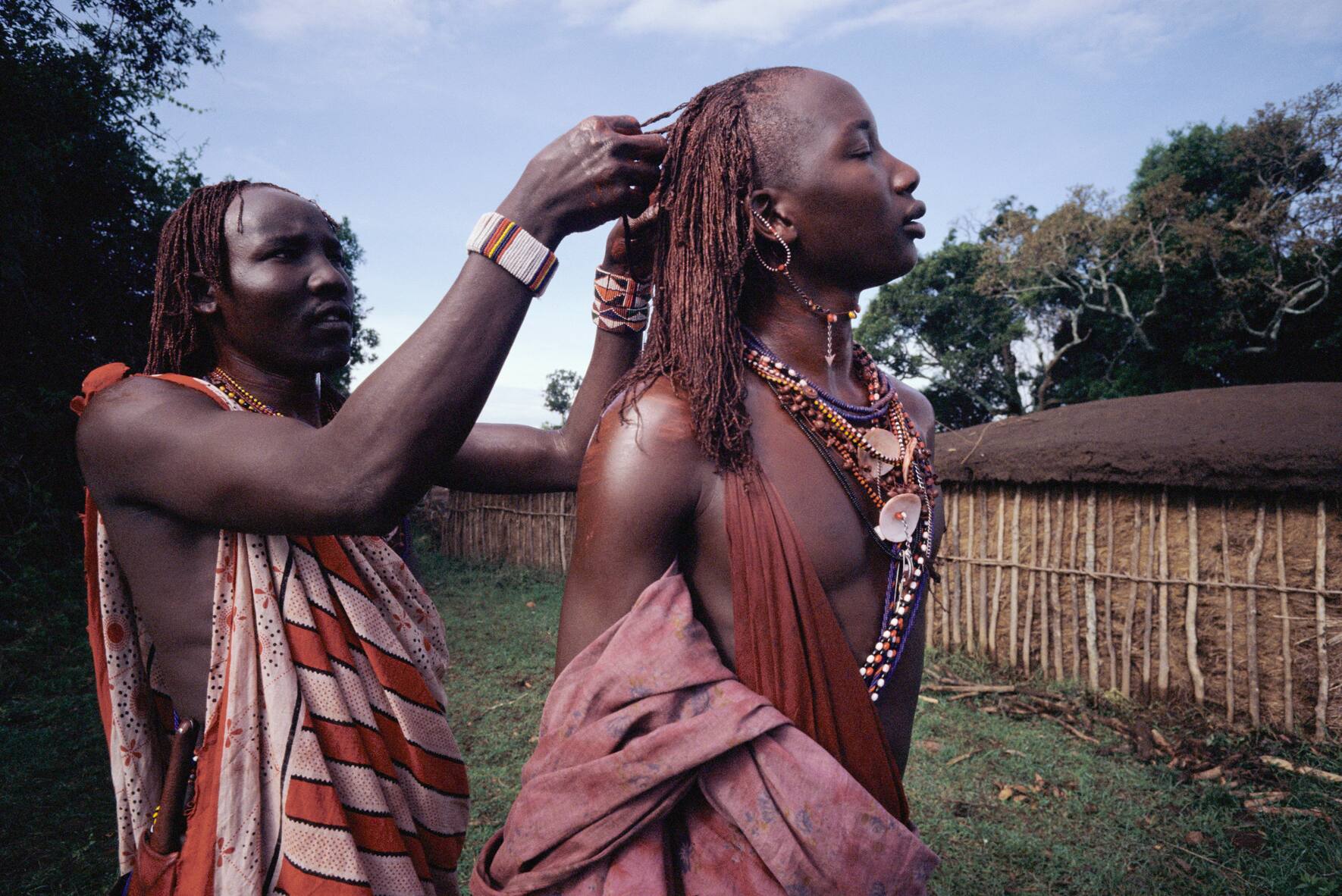 Femme En Cuir Noir Avec Un Maquillage Lumineux Tenant Un Collier De Perles.  Accessoires Africains Traditionnels. Banque D'Images et Photos Libres De  Droits. Image 178441321