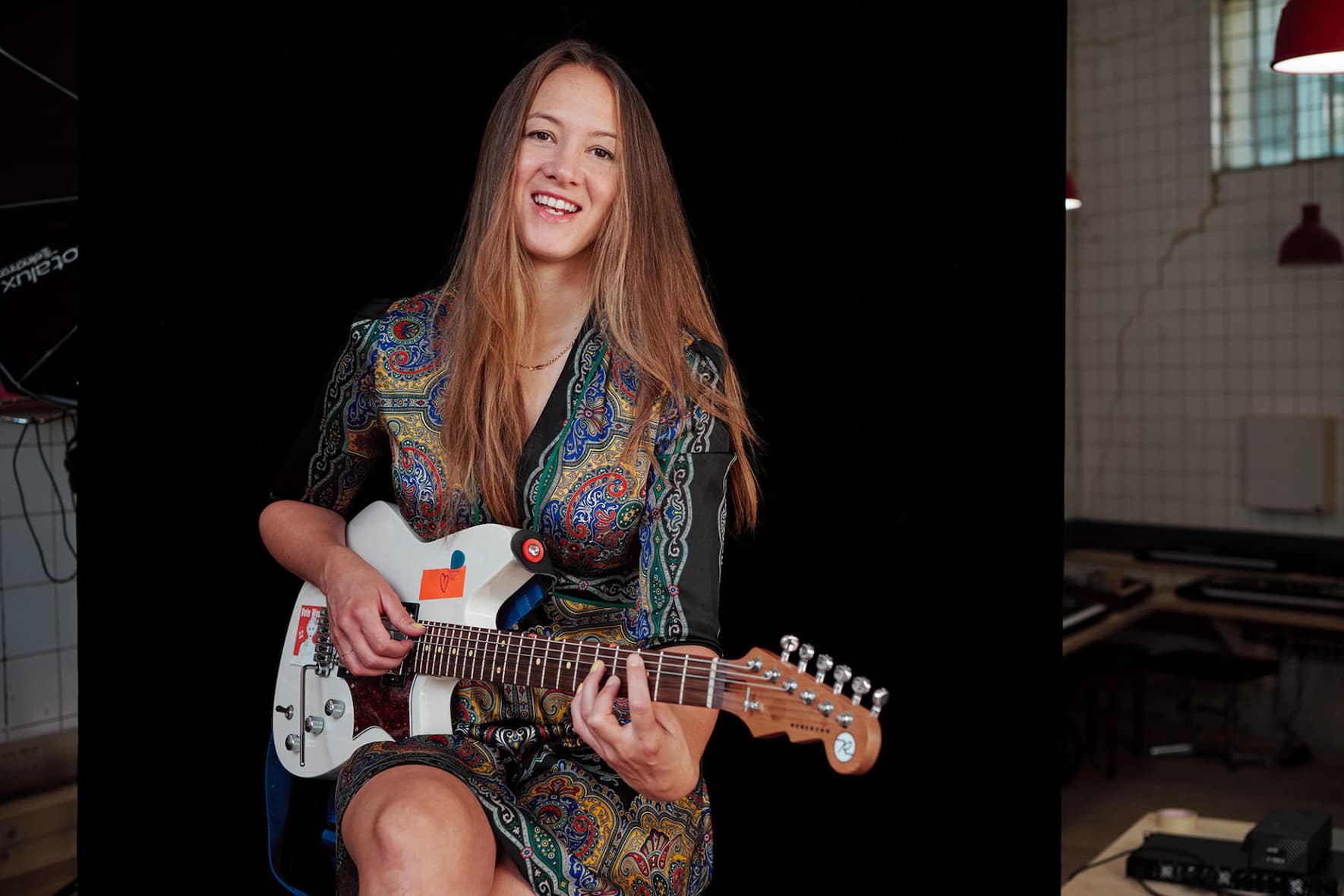 Jeune Fille Douée Avec Un Cadeau Pour La Musique De Guitare Photo