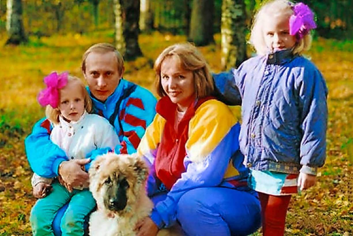 Vladimir Poutine photographié dans les années 1990 avec son épouse Lioudmila et leurs filles Ekaterina et Maria.