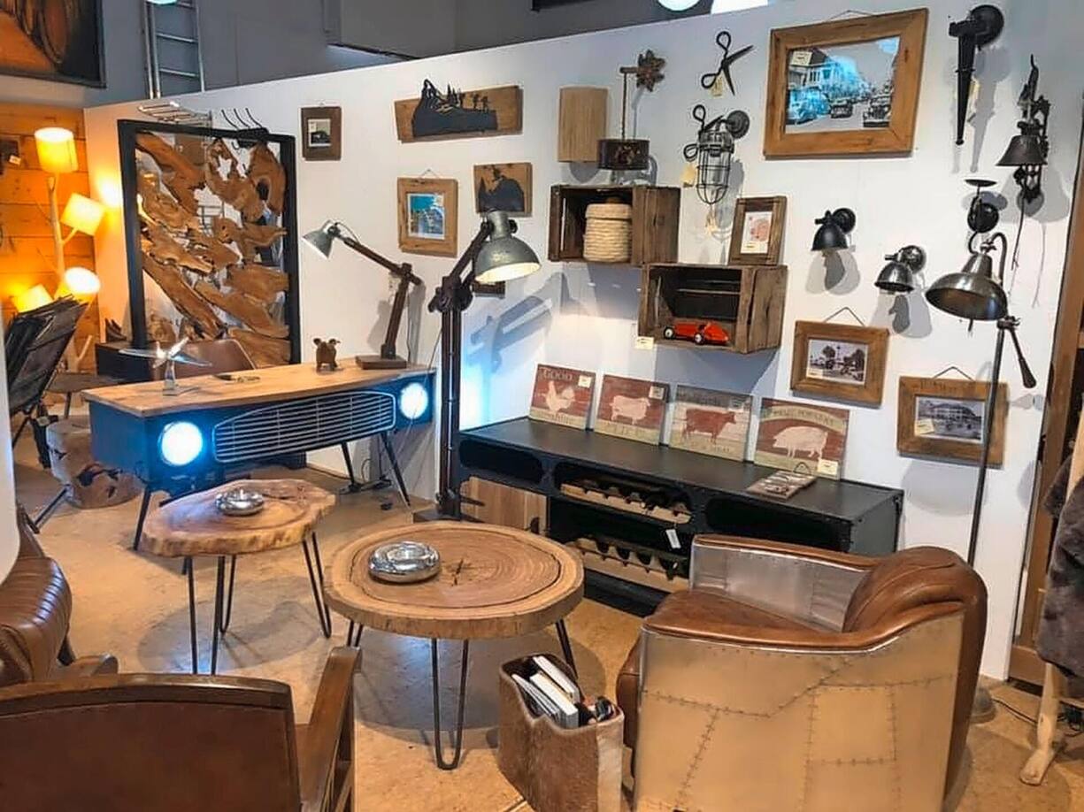 Marie Robert apprécie les meubles du magasin "Le Trésor"