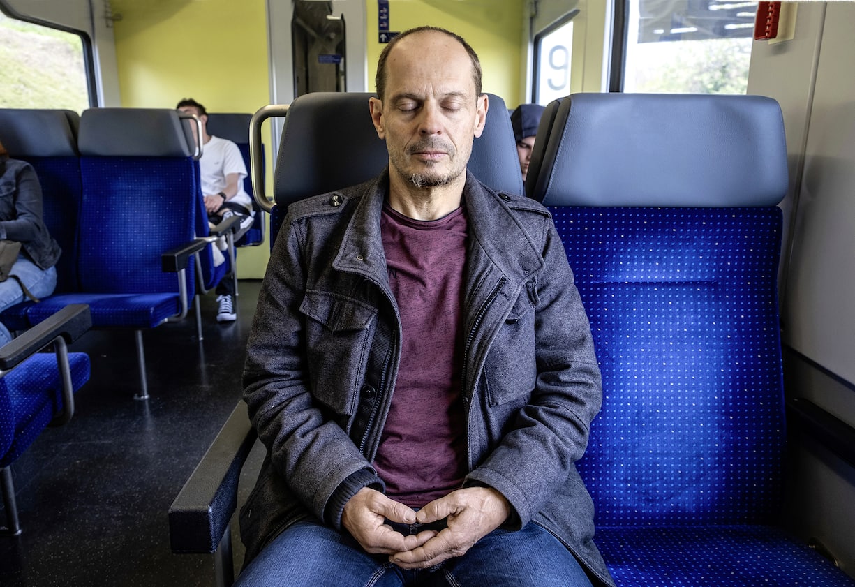 Yann von Kaenel médite indifféremment dans sa maison de Sauge et dans les transports publiques.