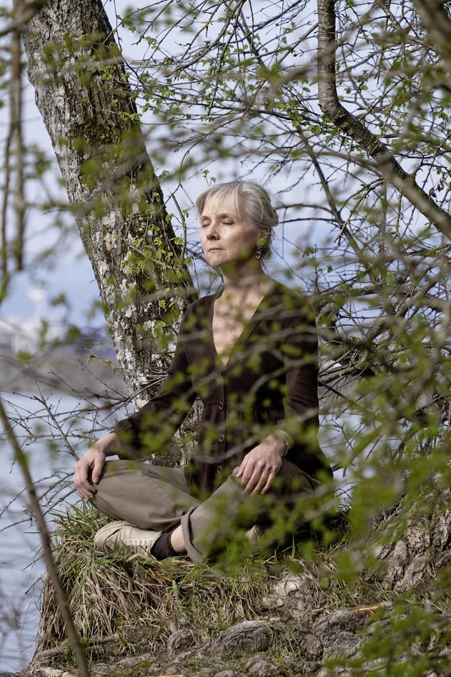 Agnès Roethlisberger médite sur les bord du lac de Neuchâtel à Yvonand Plage