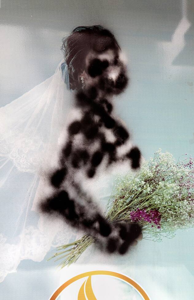 Les visages de femmes sur les devantures des salons de beauté ont été recouverts de peintures.