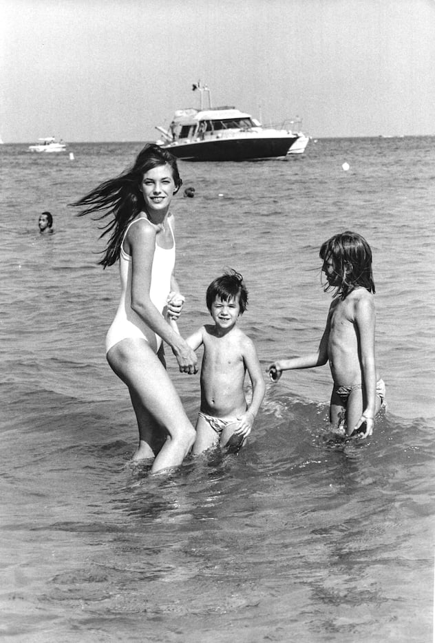 Jane Birkin avec ses filles Charlotte Gainsbourg et Kate Barry à Saint-Tropez en 1977
