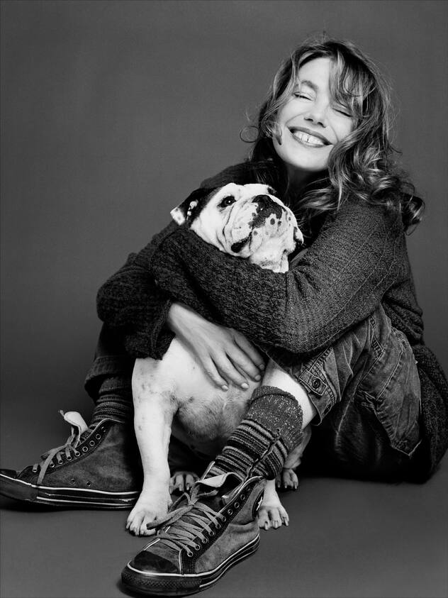 Jane Birkin en 2003 avec son bouledogue Dora