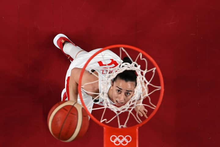 Spain's Silvia Dominguez looks at the basket in the women's quarter-final basketball match between Spain and France during the Tokyo 2020 Olympic Games at the Saitama Super Arena in Saitama on August 4, 2021. (Photo by Aris MESSINIS / POOL / AFP)