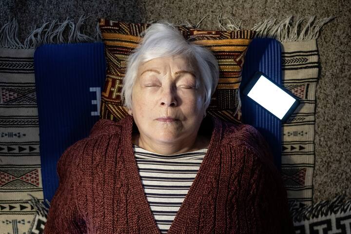 Françoise Golay médite sur le sol dans son appartement d'Yverdon