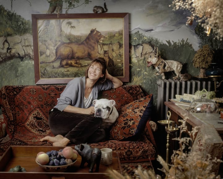 En 2001, Jane Birkin, rayonnante à 55 ans,pieds nus, partage avec son bouledogue anglais Dora le sofa recouvert d’un tapis oriental de son salon parisien.