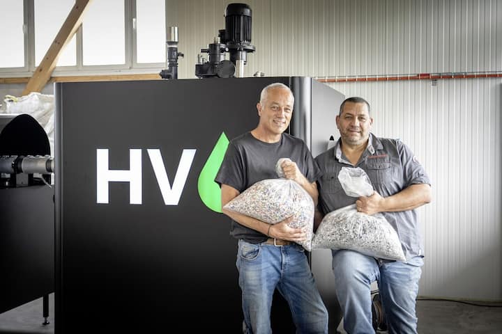 Claude Etique et Samuel Moussa, producteur de biogaz à Bure (JU)