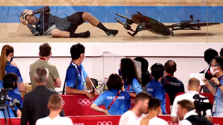 Tokyo 2020 Olympics - Cycling - Track - Men's Team Pursuit - Bronze Final - Izu Velodrome, Shizuoka, Japan - August 4, 2021. A cyclist from Team New Zealand crashes. REUTERS/Kacper Pempel SEARCH "OLYMPICS DAY 13" FOR TOKYO 2020 OLYMPICS EDITOR'S CHOICE, SEARCH "REUTERS OLYMPICS TOPIX" FOR ALL EDITOR'S CHOICE PICTURES. TPX IMAGES OF THE DAY.