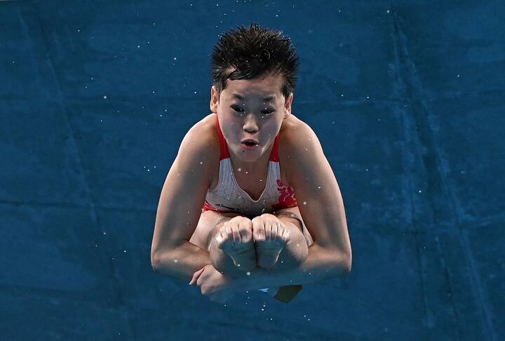 TOPSHOT - China's Quan Hongchan competes in the women's 10m platform diving final event during the Tokyo 2020 Olympic Games at the Tokyo Aquatics Centre in Tokyo on August 5, 2021. (Photo by Attila KISBENEDEK / AFP)