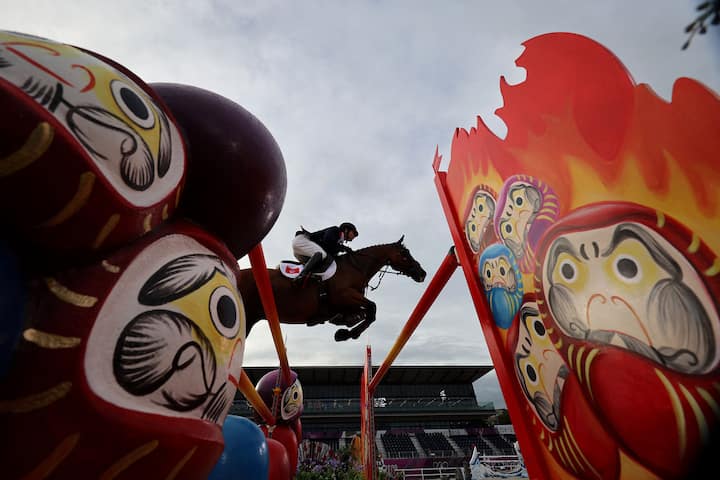 TOPSHOT - Hong Kong's Heffernan Ho Thomas riding Tayberry competes in the equestrian's eventing individual jumping during the Tokyo 2020 Olympic Games at the Equestrian Park in Tokyo on August 2, 2021. (Photo by Behrouz MEHRI / AFP)