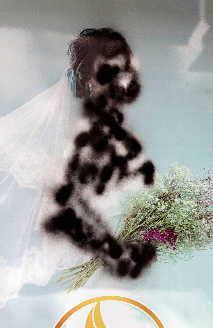 Les visages de femmes sur les devantures des salons de beauté ont été recouverts de peintures.